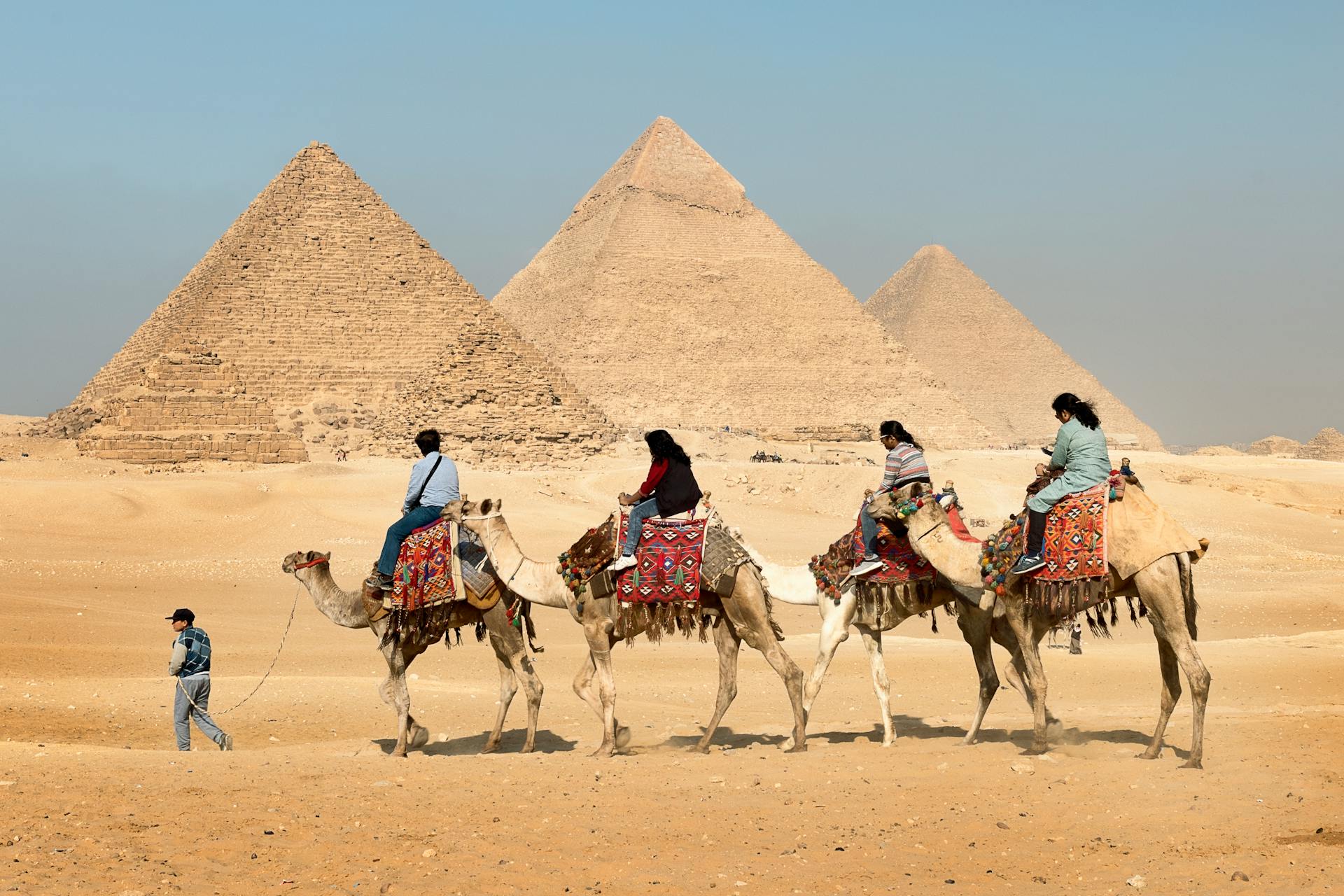 Budget Egypt Tour - Visiting the Pyramids and the Sphinx