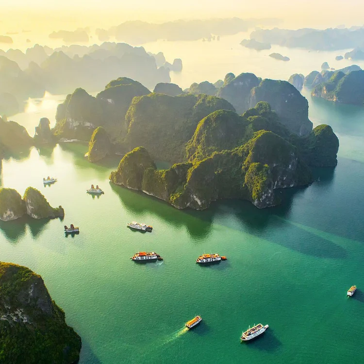 <span>DAY 3</span>Sailing through Halong's timeless beauty