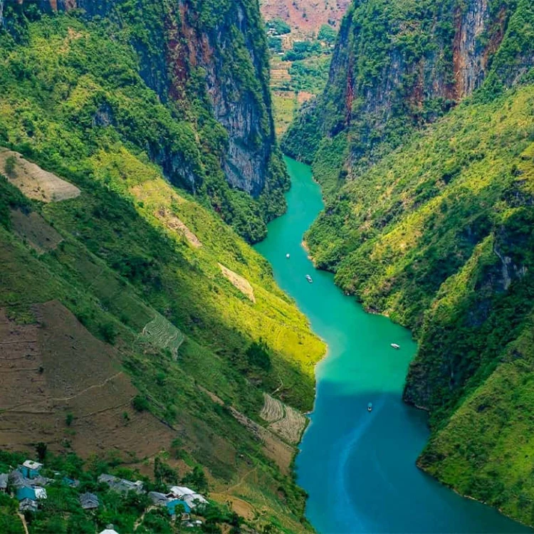 <span>DAY 7</span>Lung Cu Flagpole & Dong Van Karst Plateau – Vietnam’s Northern Heights