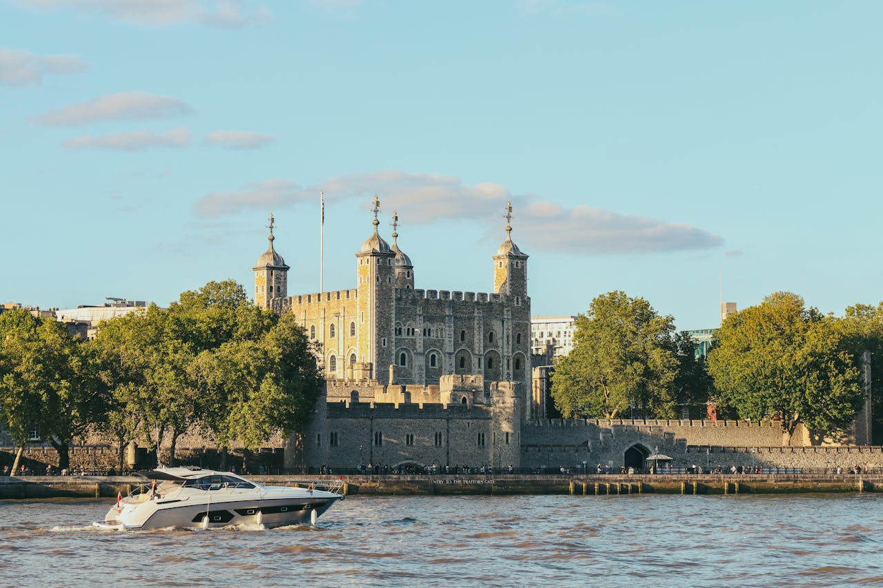 Tower of London Early Guided Tour & Crown Jewels & Opening Ceremony