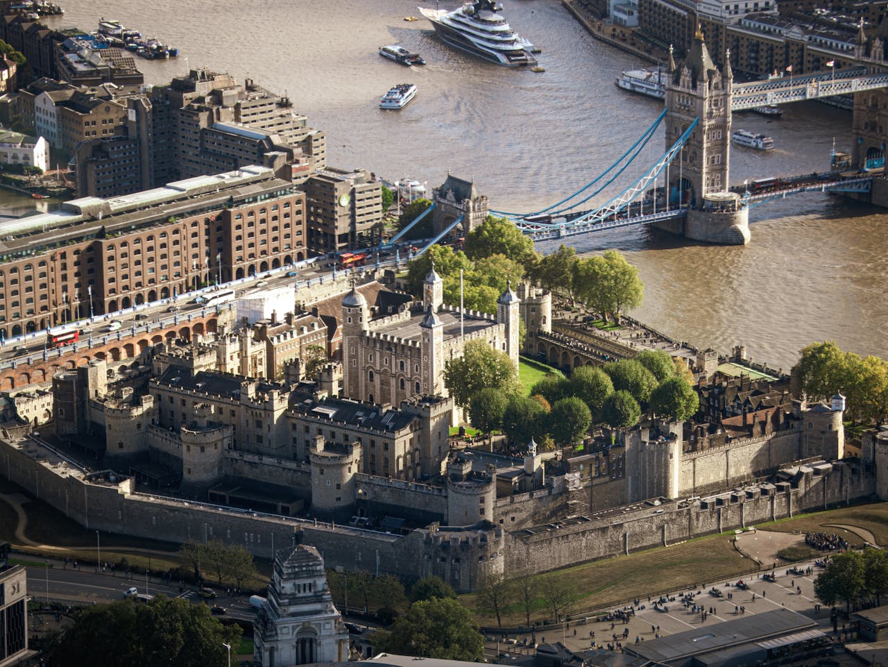 Tower of London Guided Tour & Crown Jewels & Cruise