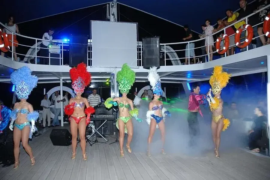 Alanya Starcraft Night Yacht Party Tour with Foam and Drinks